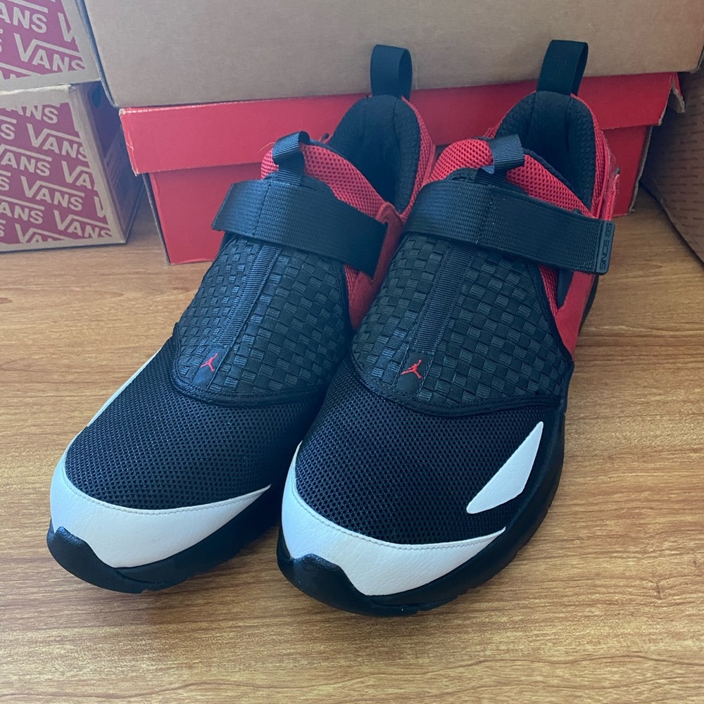 Jordan Trunner 11 LX - Black Varsity Red